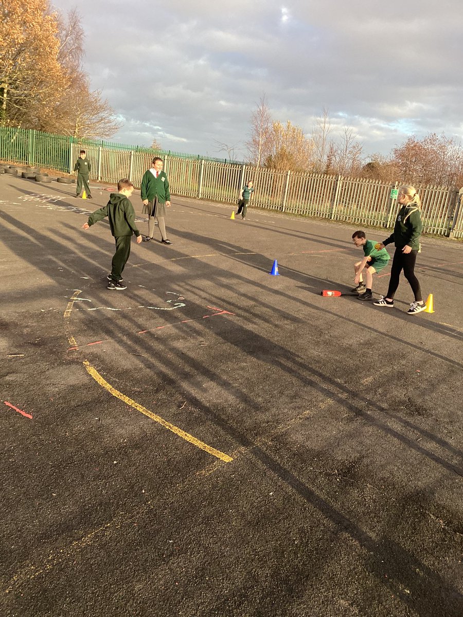MissStantonY5_'s tweet image. A windy game of rounders to end our day! 🍃🏏
Wonderful to hear cross-curricular links being made as one child shared, “The wind is slowing the ball down because of strong air resistance against it!”💚
Super scientific thinking in action! #CultureForSuccess #CrossCurricular