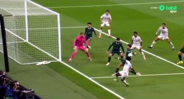 City - Madrid Maçı devam kararı.

Gs - Samsun maçı devam kararı.

Sizce bu iki pozisyon aynı mı?