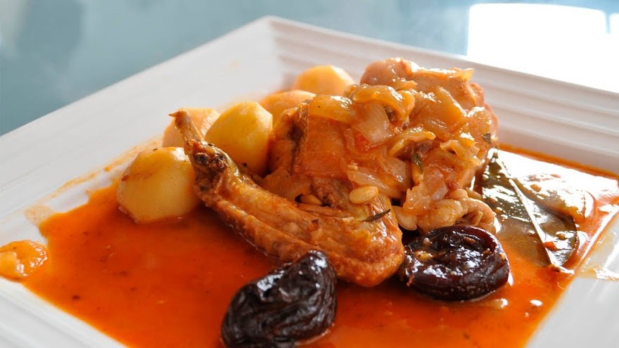 RecetasMallorca's tweet photo. ESCALDUMS 🍗🍲

Un guiso tradicional de pollo o pavo con almendras, sobrasada y patatas, cocinado a fuego lento con vino blanco y hierbas aromáticas.

➡️ RECETA: https://t.co/xeAzotx5gE

#Escaldums #CocinaMallorquina #RecetasMallorquinas #Guisos https://t.co/GY3AJdAI7f