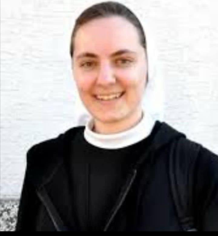 Hırvatistanlı bir Katolik rahibe, kendini bıçakla yaraladı ve bir Müslüman’ın onu bıçakladığını, ardından “Allahu Ekber” diye bağırdığını iddia etti.

Polis ona saldırganın tarifini sorduğunda rahibe şöyle dedi: “Yüzünü bilmiyorum, sadece ‘Allahu Ekber’ dediğini duydum.”

Bunun