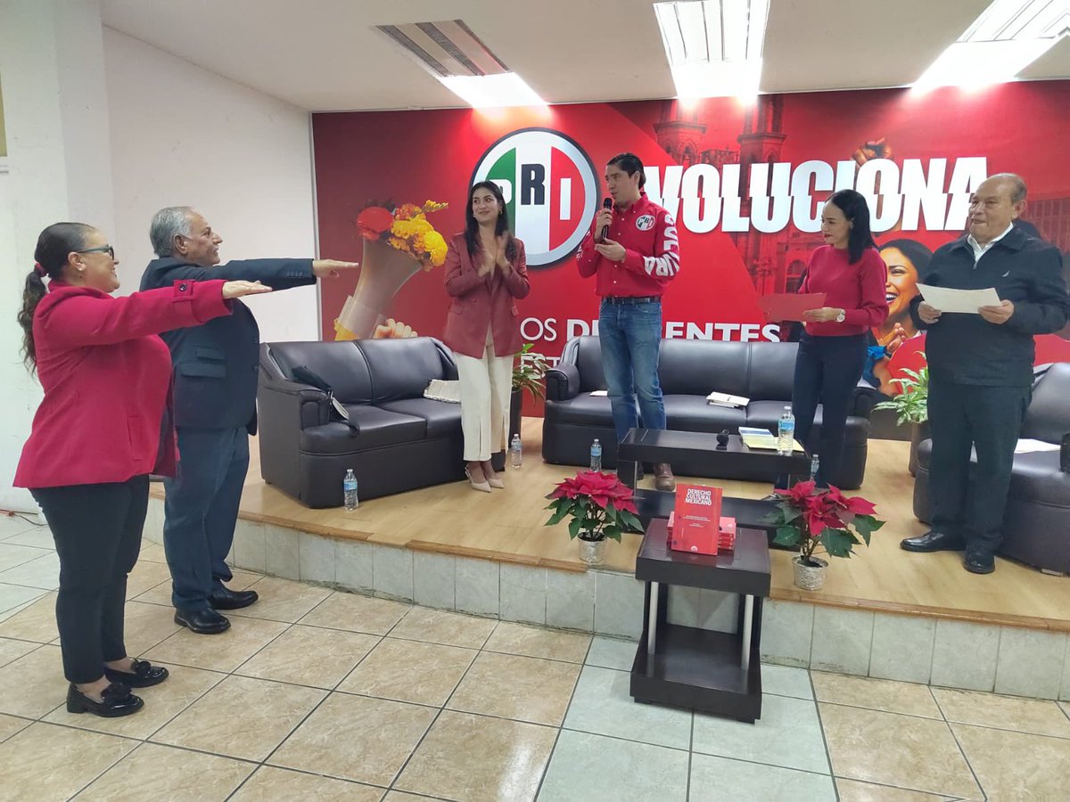 CulturaCENPRI's tweet image. Se difundió el libro sobre derecho cultural mexicano, autoría de nuestro secretario @bismarck_ir y cuya presentación textual es autoría del senador @alitomorenoc, ante la militancia nayarita.
Agradecemos la gran anfitrionía del @CDEPRINayarit y su presidenta @sofianayarit.
El…