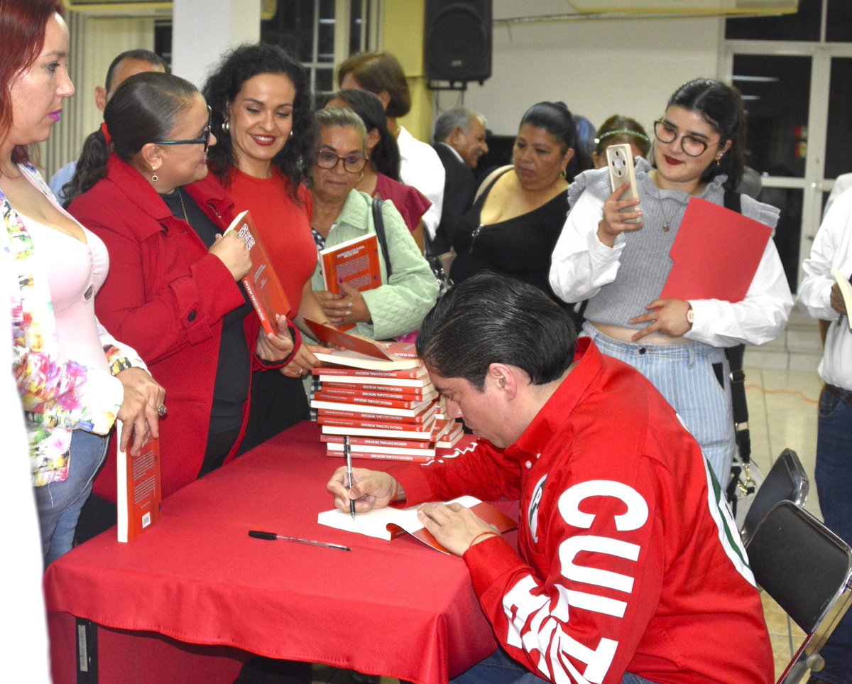 CulturaCENPRI's tweet image. Se difundió el libro sobre derecho cultural mexicano, autoría de nuestro secretario @bismarck_ir y cuya presentación textual es autoría del senador @alitomorenoc, ante la militancia nayarita.
Agradecemos la gran anfitrionía del @CDEPRINayarit y su presidenta @sofianayarit.
El…