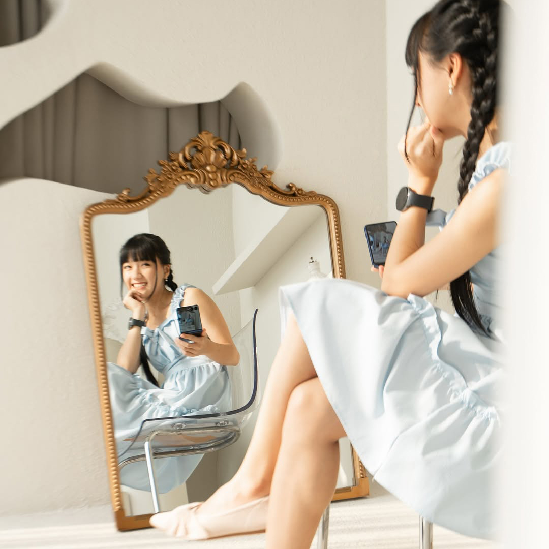 samsungID's tweet image. Siapa yang tau nama fitur yang Cindy pakai untuk foto di #GalaxyZFlip7? 👀Ada total saldo e-wallet Rp2.5 juta untuk 5 orang yang bisa jawab‼️😍

Gas reply jawaban kamu sebanyak-banyaknya dan tambahkan hashtag #GalaxyZFlip7 #FlipYourAngle 🙌

Periode s.d 21 Des