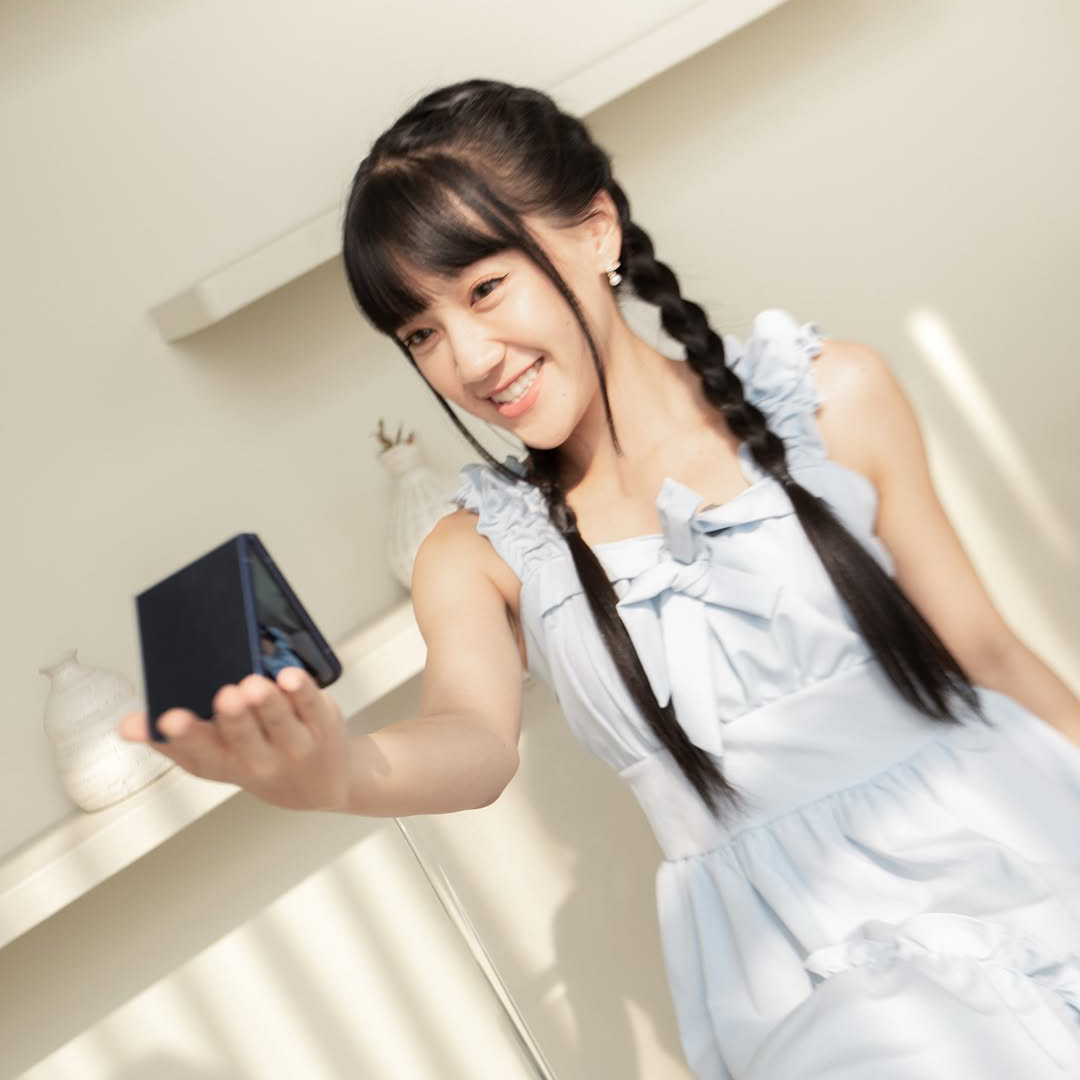 samsungID's tweet image. Siapa yang tau nama fitur yang Cindy pakai untuk foto di #GalaxyZFlip7? 👀Ada total saldo e-wallet Rp2.5 juta untuk 5 orang yang bisa jawab‼️😍

Gas reply jawaban kamu sebanyak-banyaknya dan tambahkan hashtag #GalaxyZFlip7 #FlipYourAngle 🙌

Periode s.d 21 Des