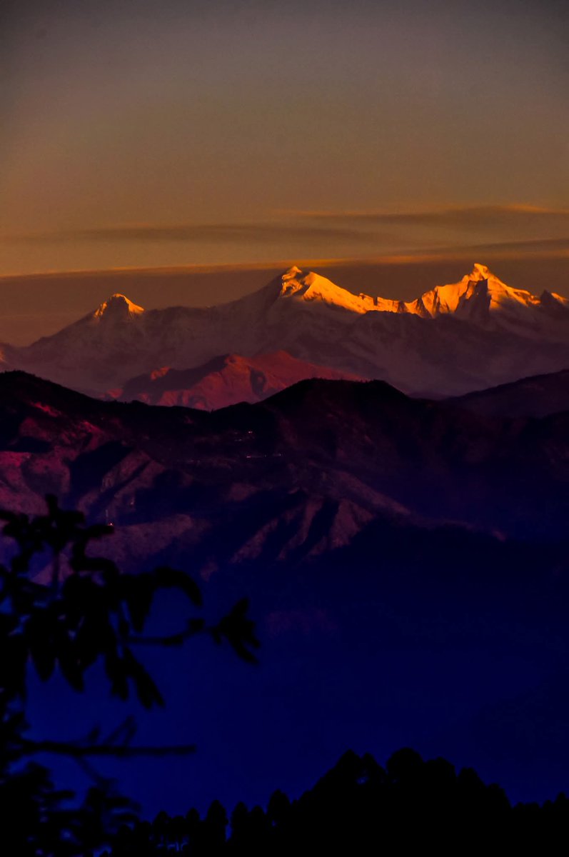 Witness a wonderful sunrise... 

#goodmorning 🌄🍀🐦 #Pals 💕
Wishing you a beautiful #Thursday
Warm regards🌲🌹🙏

#IncredibleIndia 🇮🇳- Captured from Khirsu, Pauri Garhwal, #देवभूमि #Uttarakhand.. Glittering peaks of Kalanaga peak on right, Bunderpunch in the middle...