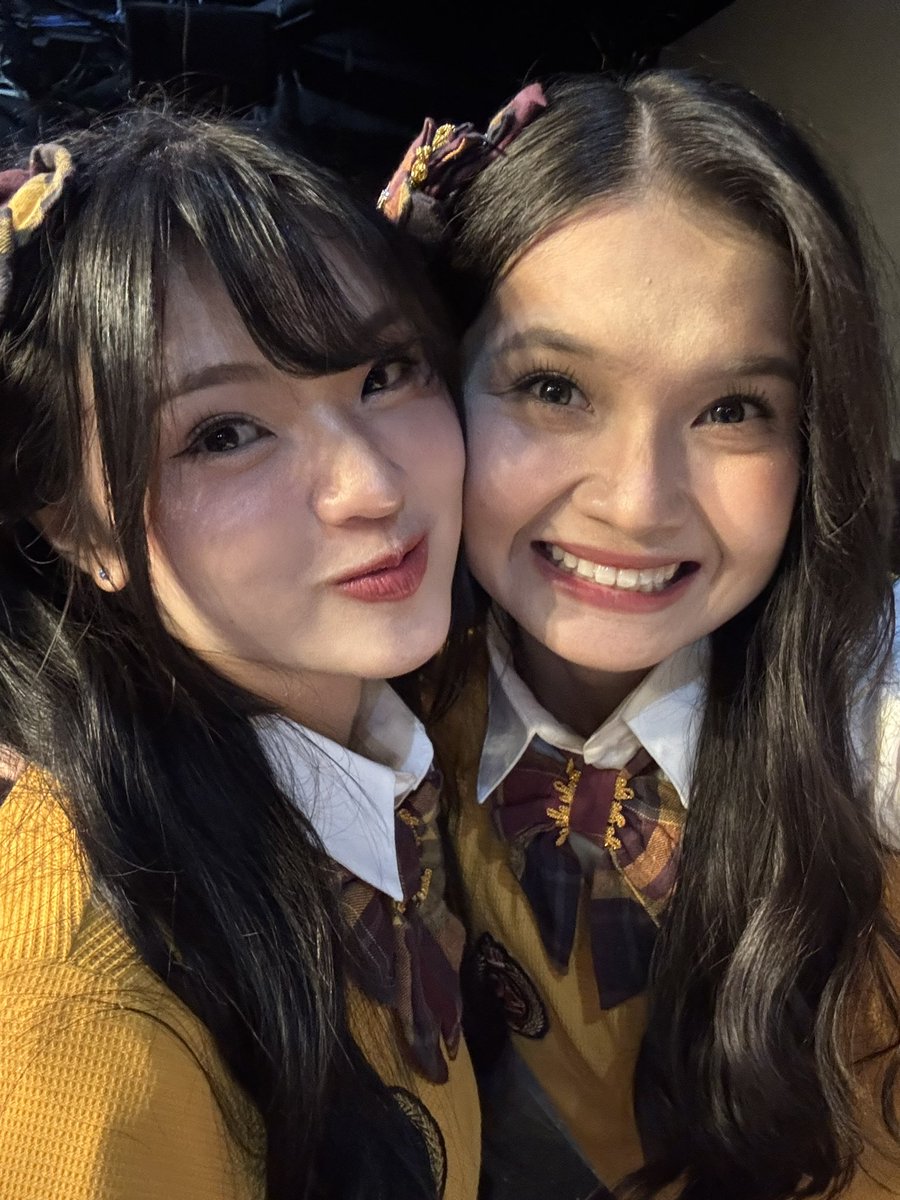 Y_CynthiaJKT48's tweet photo. Sama kak indah 💛 https://t.co/LCEEYj7LiQ