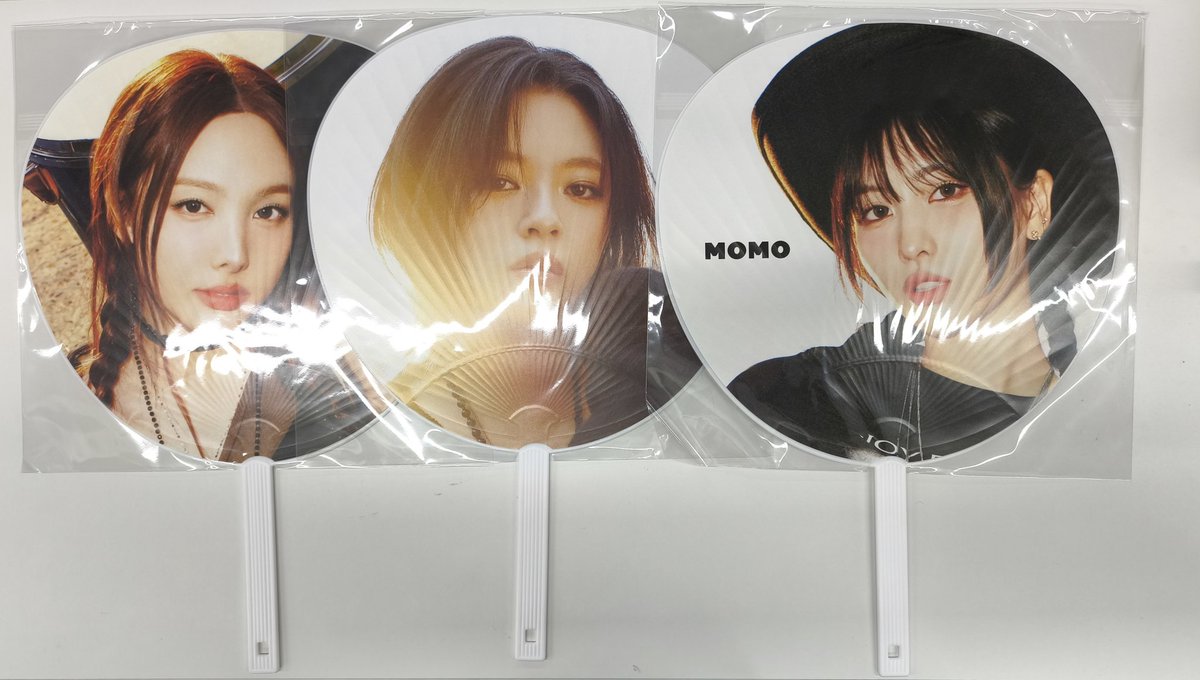 TWICE 🍭 【入荷情報】 TWICE『ENEMY』うちわが入荷いたしました'٩