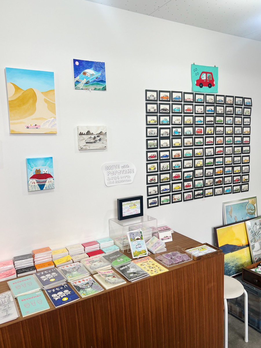popotame_shop's tweet image. 本日ポポタム2-7pmオープン
夕方に不在時間あるかもしれません。（ドアに貼り紙します）

一階ではふじむらいづみミニ展、延長戦を開催中。CARにまつわるイラストのほか、ぱらぱらまんが、ステッカーなどユーモアあふれる商品が並んでいます。ここまで揃うのはなかなかない？@izumi_mizutama