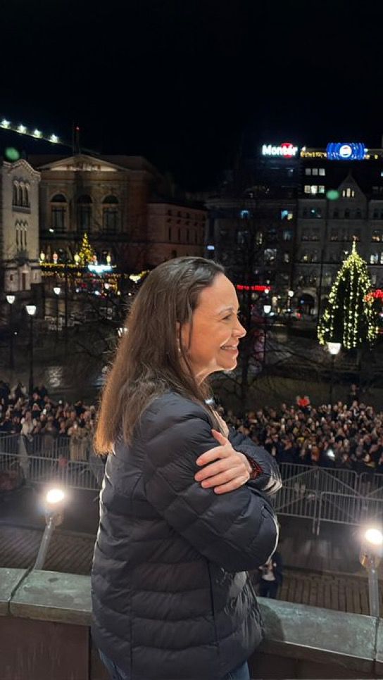 Apevex's tweet photo. @MariaCorinaYA llegó a Oslo, se encontró con su familia y saludó a la diáspora venezolana, el mismo día en que su hija recibió en nombre de su mamá el Premio Nobel de la Paz.
Créditos de 📷🎥: @convzlaComando
@mundoConVzla
@VenteMundo
@convzlaUsa https://t.co/2io2xBROD1
