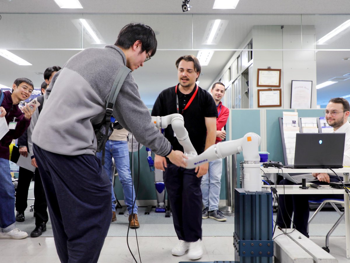 ラボ見学①【CNRS-産総研ロボット工学連携研究室🤖】
個性豊かな4体のロボットがお出迎え！
研究者によるレクチャーで、実際に触れたり、プログラムで動いたりする様子も見学✨
黄色い後ろ姿は、AI搭載ヒューマノイドロボット、Miroki🤖
Mirokiを介した、骨格トラッキングも体験しました🚶