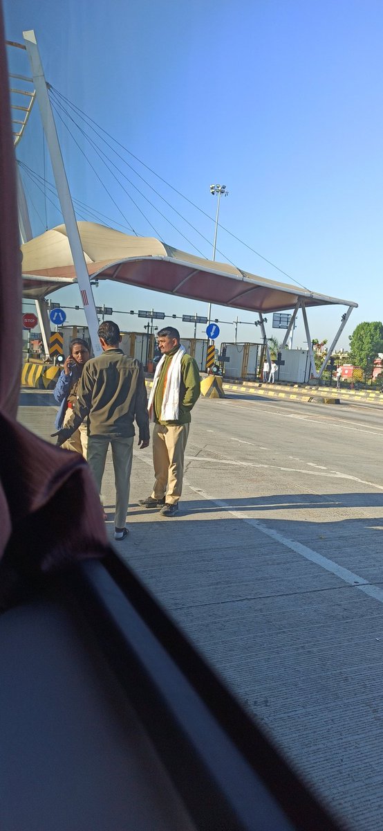 DesiHerald's tweet photo. Maharashtra police harassing inter state vehicles at Samruddhi express highway toll despite All India permit https://t.co/5uWsHQgGTn