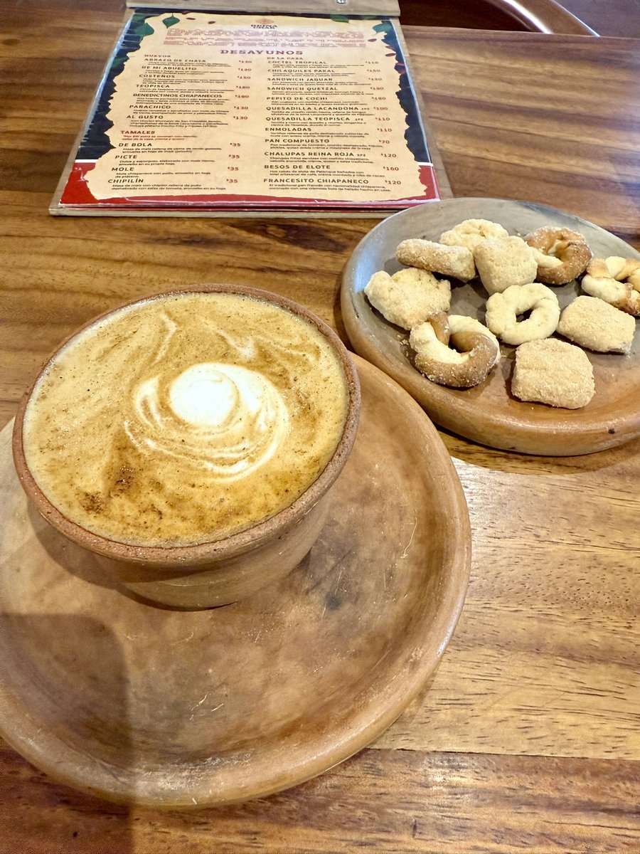 chefbossuet's tweet photo. Un buen desayuno en la #reinachak #tuxtlagutierrez #chiapas #chiapasfood #chilaquiles 🌽 #pakal con #cochito 🐖 agüita de #chilesimojovel 🌶️ #latte ☕️ #cafedechiapas #pandecoita 🥐 https://t.co/pNLkc4xrsP