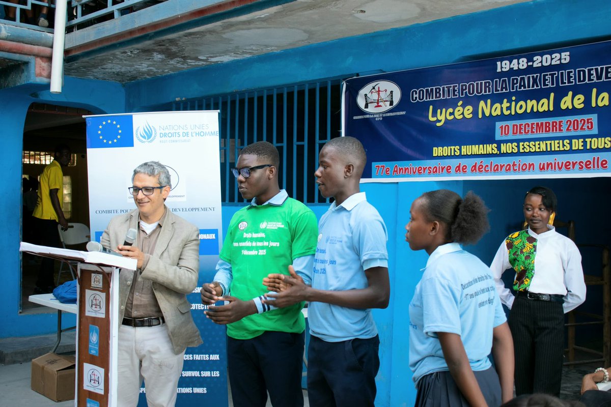 CombiteD's tweet photo. La célébration de la Journée internationale des droits de l’homme au Lycée national de La Saline par le Combite pour la Paix et le Développement a été un moment mémorable, réunissant les membres du club de Paix, d’Intégrité et des Droits de l’homme, ainsi que des centaines d’élèves.
À l’occasion du 77ᵉ anniversaire de la Déclaration universelle des droits de l’homme,Mr Arnaud Royer, représentant du Haut-Commissariat des Nations Unies aux droits de l’homme en Haïti, était présent. Il en a profité pour échanger avec les élèves du lycée national de la Saline sur l’importance et le rôle essentiel que jouent le clubs de Paix au sein de leur établissement scolaire.

Cette journée de célébration a également été marquée par la présentation de dix textes soumis à la réflexion du public autour du thème:« Nos droits humains, ces essentiels du quotidien:comment les défendre face aux discriminations en milieu scolaire ? »
Enfin, l’activité s’est clôturée par une prestation de danse et l’interprétation d’une chanson engagée.
#Droitshumainscesessentielsdetouslesjours.