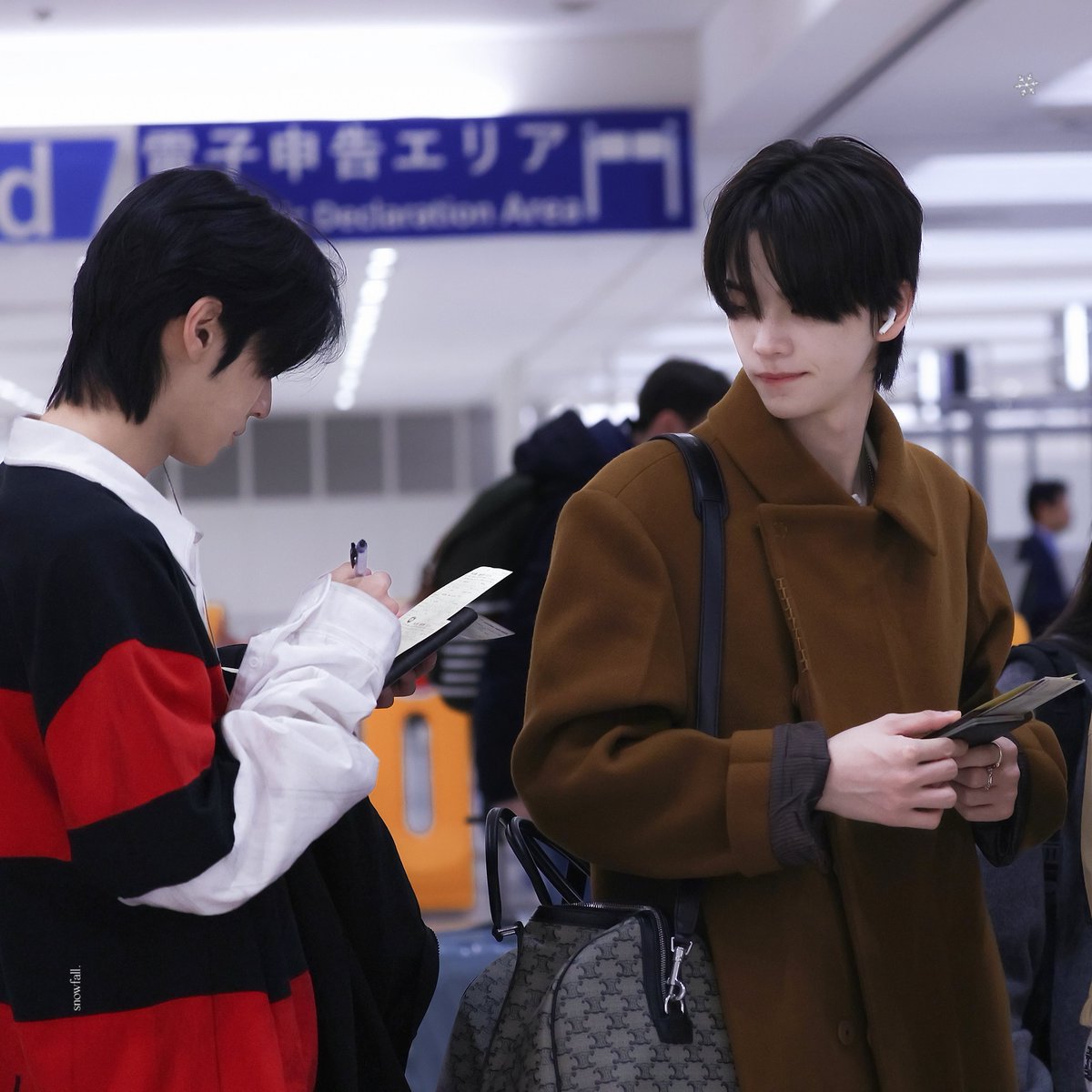 snowfall1107's tweet photo. 251211 HND

#TWS #투어스 #247WithUs 
#SHINYU #신유 #신정환
#DOHOON #도훈 https://t.co/Nsrspwdd50
