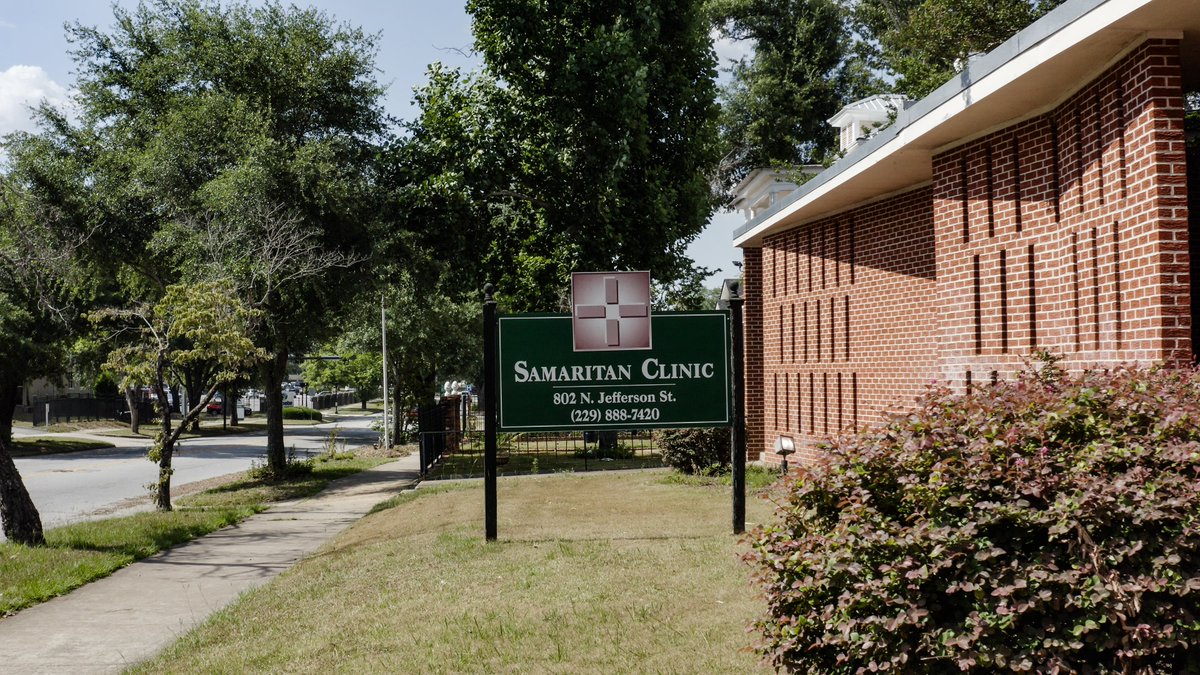 propublica's tweet image. Phoebe Memorial, the sole hospital in Albany, GA, was founded on the idea that all patients be treated, regardless of their ability to pay.

So why do some residents — including many hospital staffers — turn to a free clinic for care?

THREAD 🧵