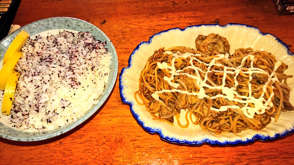 お昼ご飯はゆかりご飯と焼きそばです😋( ﾟдﾟ)ﾝﾏｯ!