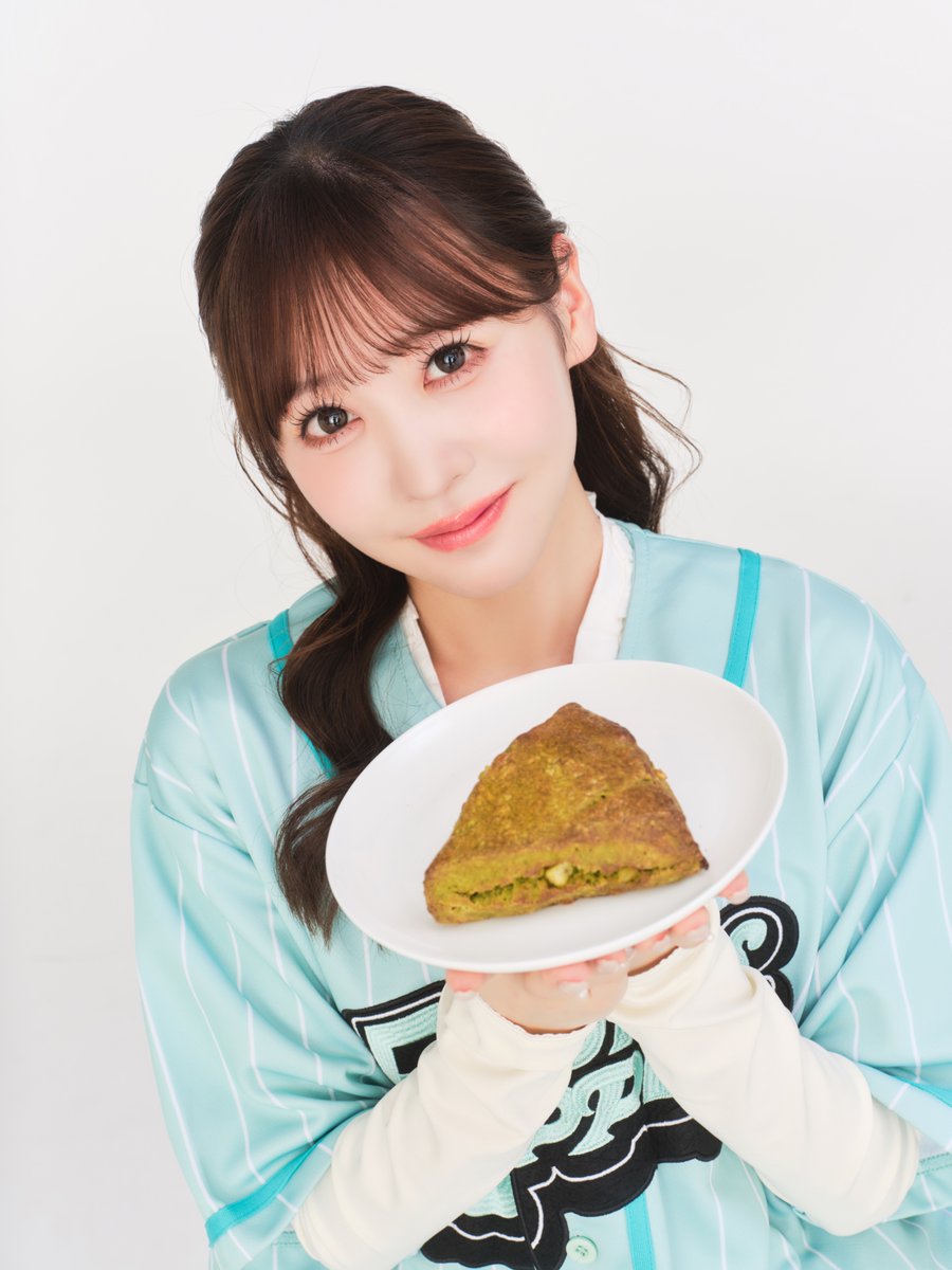 FRUITS_ZIPPER's tweet photo. ✨🥐 FRUITS ZIPPERのパン屋さん情報 🥐✨

美味しいパンをぜひご賞味ください💗💫

💚 櫻井優衣の『Yui Vert(ユイ・ベール)』💚

櫻井優衣をイメージして作られた、
抹茶の香りにヨーグルトとオレンジピールの
爽やかさを重ねたスコーン🥛🍊
ほのかな酸味と抹茶の深みが絶妙に溶け合います🍵
※ステッカーつき

パンとドリンクは事前予約がおすすめです🫶

🥪ご予約はこちらから
https://t.co/4UJZGv6sJg

🍞FRUITS ZIPPER Pop-in Bakery🍞
https://t.co/zqt2qMYPya

🗓開催期間：12/13〜30 
📍MIYASHITA PARK South1F Park in Park

#ふるっぱーとパン
#FRUITSZIPPER #ふるっぱー
#フルーツジッパー