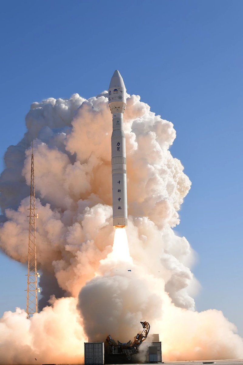 wulei2020's tweet photo. #ArabSatellite813 is the 1st joint space project among Arab countries led by UAE.
@NSSTC_UAE signed an agreement with Shanghai Engineering Center for Microsatellites (#SECM) in 2023. After 2 years of joint development, they developed this high-performance hyperspectral satellite. https://t.co/tElIHvcgq9