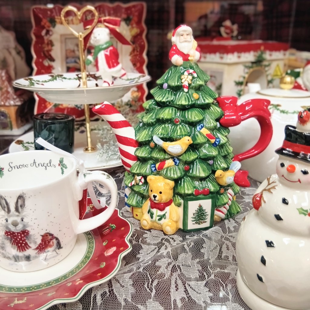 クリスマスツリーのかたちのティーポット🫖🎄✨️めちゃんこ可愛い♥

スポード