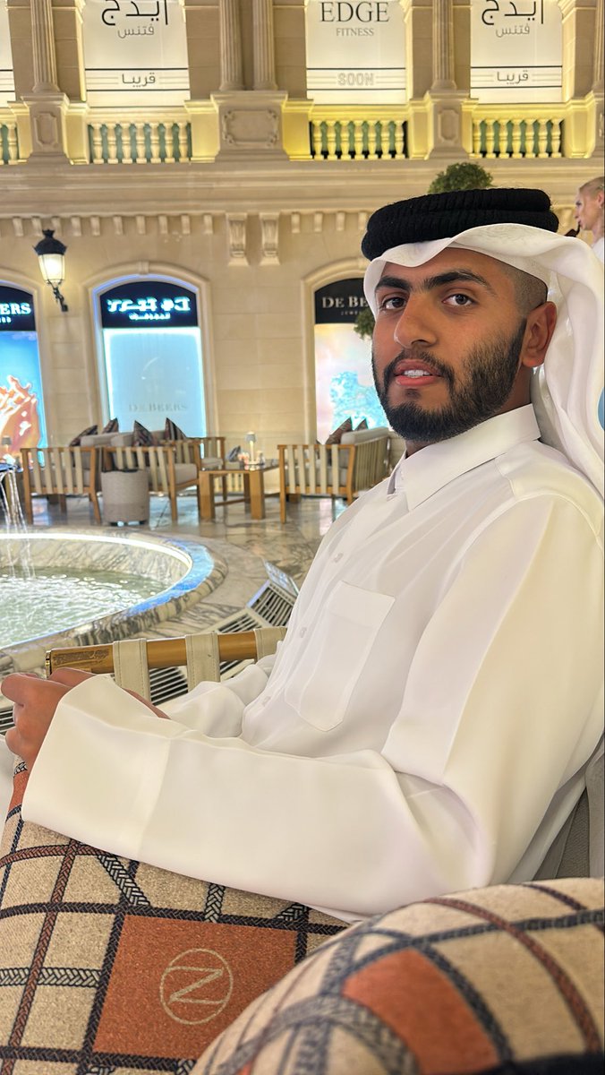 من يقول ان السعد مايبيّن بالوجيه
والله إن وجهه لحاله يبشر بالسعد .