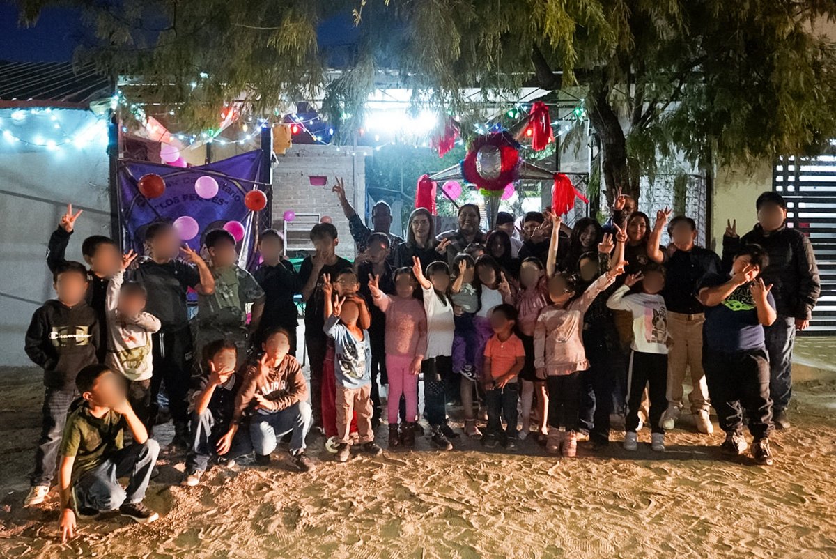 wzuloag's tweet photo. Tuvimos nuestra posada en el Comedor Peques de la colonia Francisco Romero, junto a nuestra amiga Aracely García y el gran equipo que sostiene este espacio comunitario.

Siempre es un gusto compartir tiempo con las infancias; su alegría nos recuerda por qué vale la pena seguir construyendo comunidad todos los días y sumando desde cada espacio para un mejor futuro. ✨🎄