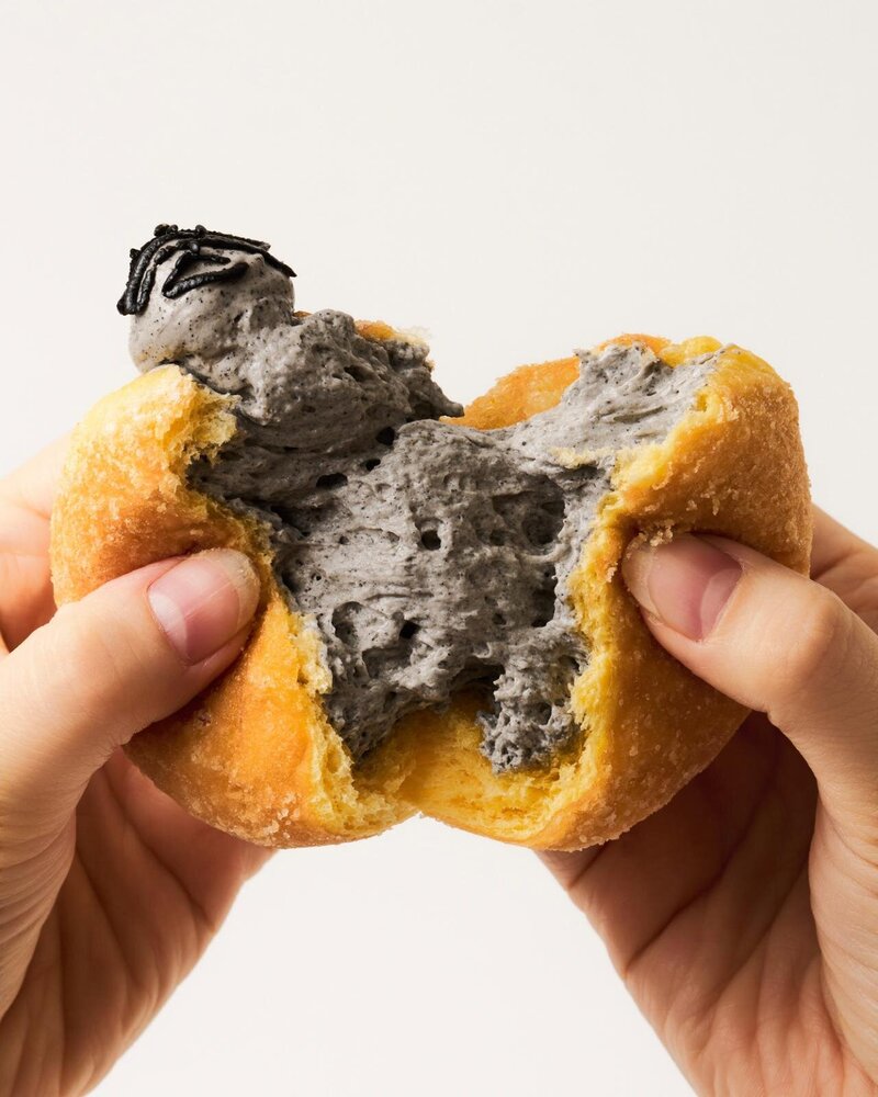 ユニドーナツの冬限定「黒ごま」生ドーナツ、香ばしい黒ごま×マスカルポーネクリームやきな粉トッピング - fashion-press.net/news/141131