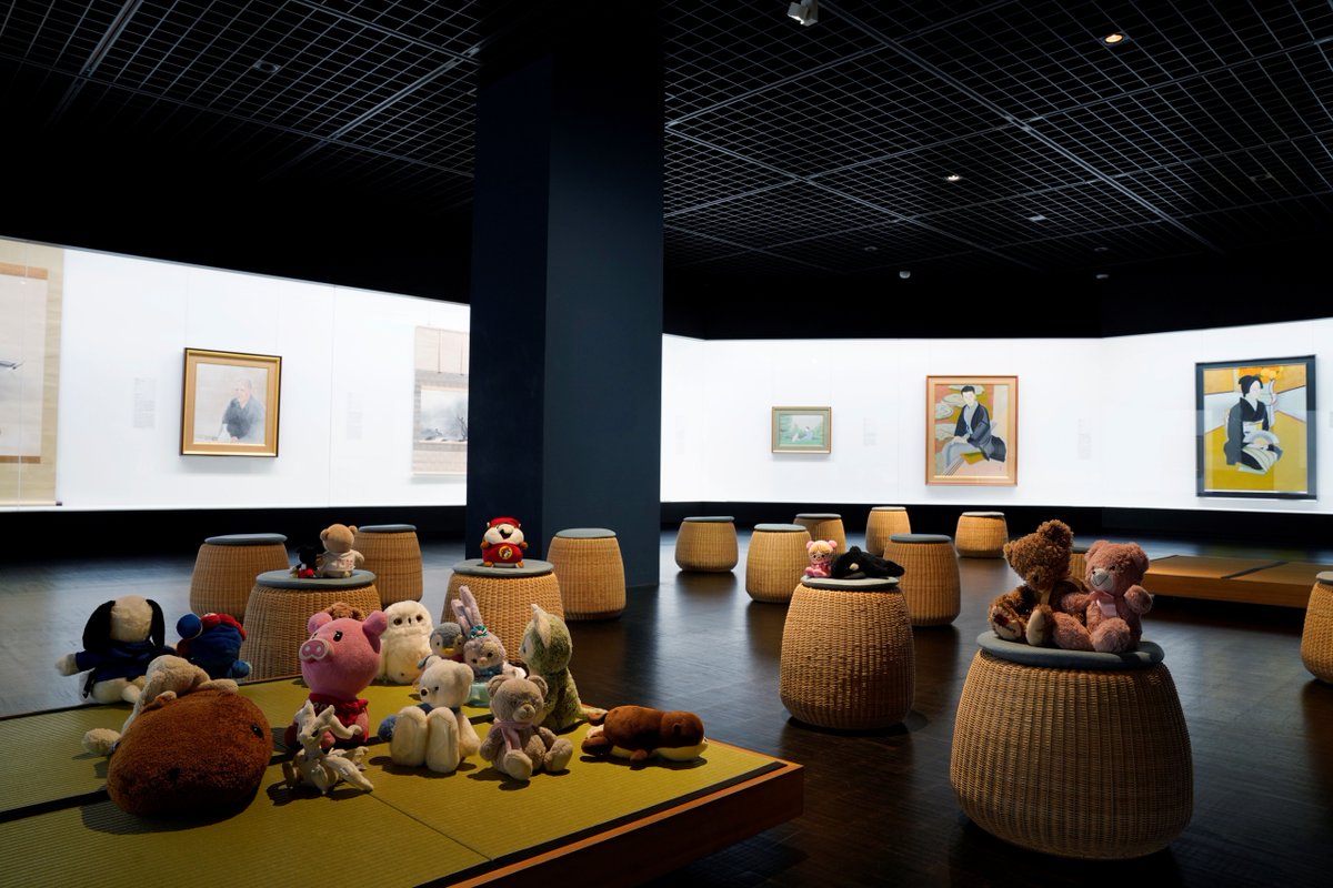 MOMAT_museum's tweet image. 夏に引き続き、今年2回目となる「ぬいぐるみお泊り会」を開催しました🦄
1200件近い応募から選ばれたぬいぐるみたちが、持ち主であるお子様の代わりに、美術館をじっくり見てまわりました。次はぜひ家族みんなで遊びに来てくださいね。
来年度もお泊り会の開催を検討中です。お楽しみに！
