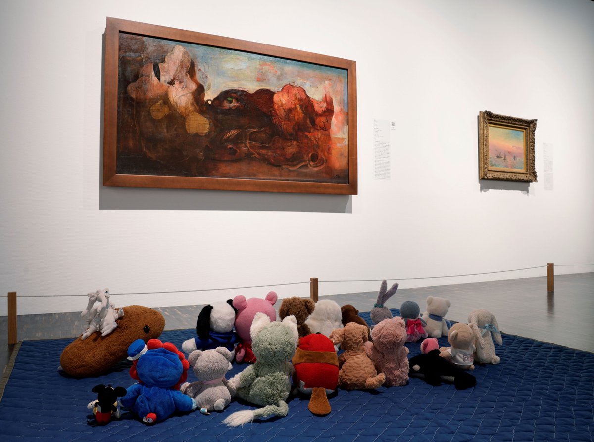 MOMAT_museum's tweet image. 夏に引き続き、今年2回目となる「ぬいぐるみお泊り会」を開催しました🦄
1200件近い応募から選ばれたぬいぐるみたちが、持ち主であるお子様の代わりに、美術館をじっくり見てまわりました。次はぜひ家族みんなで遊びに来てくださいね。
来年度もお泊り会の開催を検討中です。お楽しみに！