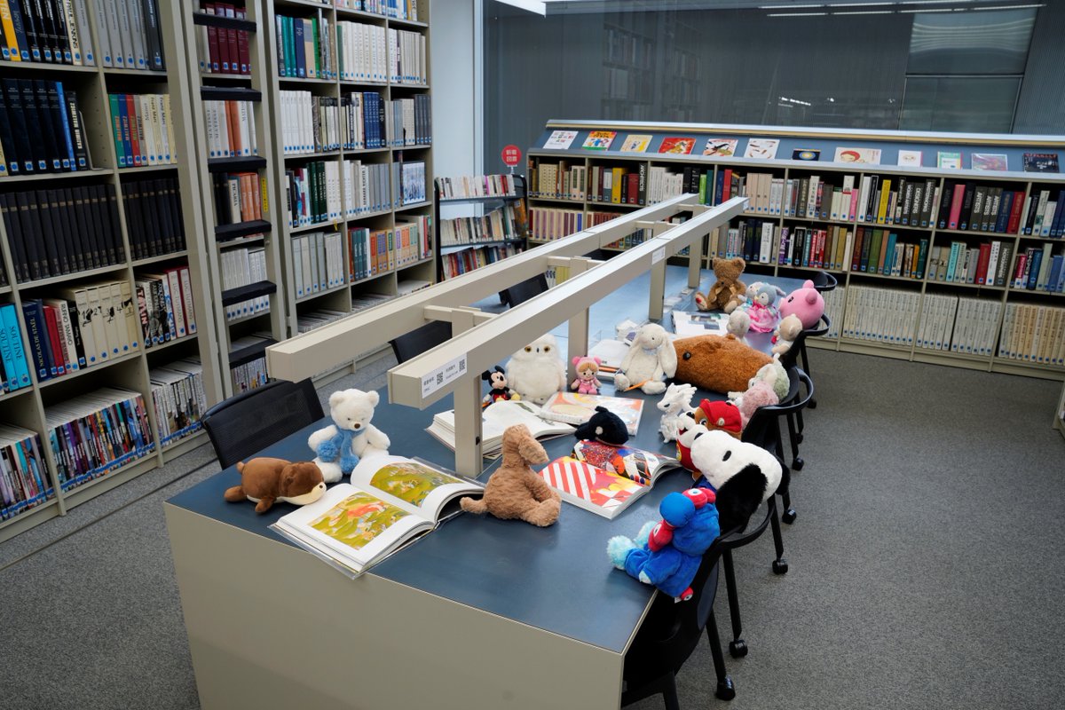 MOMAT_museum's tweet image. 夏に引き続き、今年2回目となる「ぬいぐるみお泊り会」を開催しました🦄
1200件近い応募から選ばれたぬいぐるみたちが、持ち主であるお子様の代わりに、美術館をじっくり見てまわりました。次はぜひ家族みんなで遊びに来てくださいね。
来年度もお泊り会の開催を検討中です。お楽しみに！