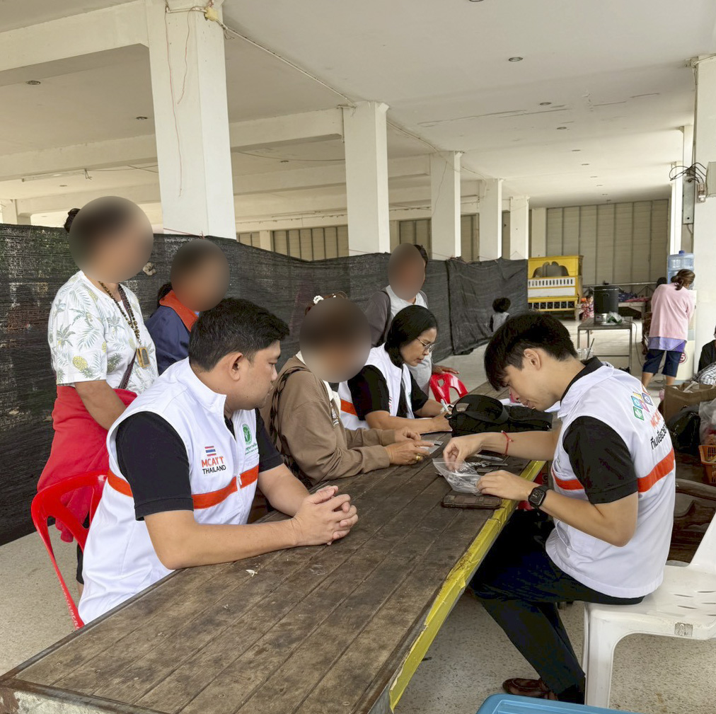 prasriDMH's tweet photo. 🧡 MCATT ลงพื้นที่ดูแลใจผู้ได้รับผลกระทบชายแดนไทย–กัมพูชา คัดกรอง 1,013 ราย พร้อมปฐมพยาบาลทางใจและกิจกรรมเยียวยา
#MCATT #ดูแลจิตใจ #ปฐมพยาบาลทางใจ #พระศรีมหาโพธิ์ #สุขภาพจิต #ชายแดนไทยกัมพูชา https://t.co/k7XdYRQ8nE