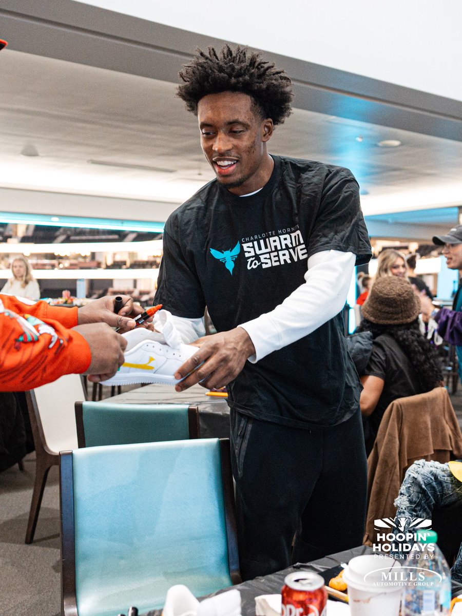 The Season of Giving continues! We partnered with @Mills_AutoGroup to bring the holiday spirit to local youth from @akidagain for Hornets Hoopin’ Holidays! We all had a great time sippin' hot chocolate and designing fire kicks, courtesy of @shoedioclt 💜
#SeasonOfGiving x #SwarmToServe