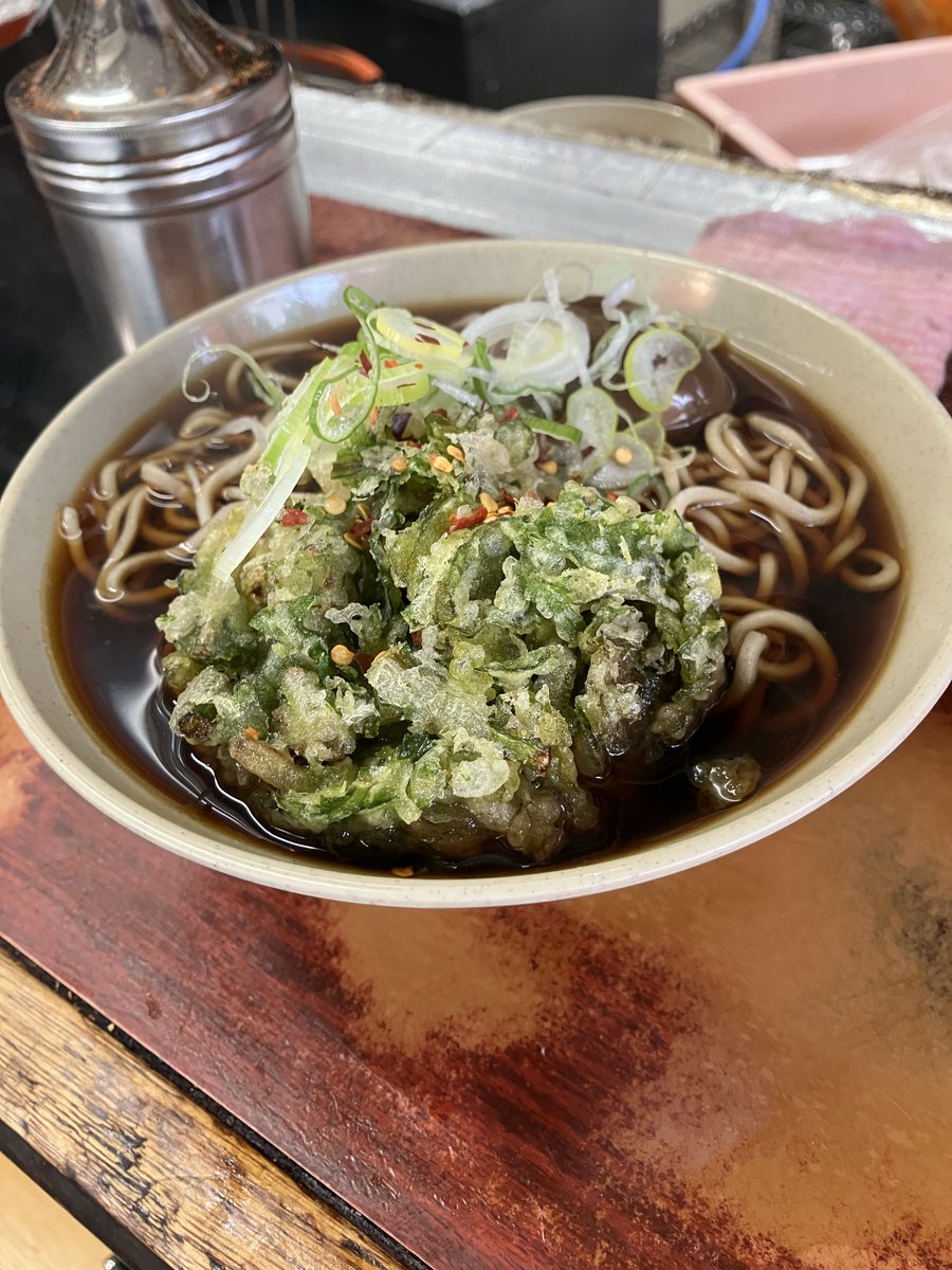 そば千@東神田
春菊天そば＋味付玉子¥630
そば☺️つゆ☺️天ぷら🙂

漆黒のつゆと漆黒の味玉に憧れて✨ごちそうさまでした

#立ちそば日記🥰☺️🙂🙁😞