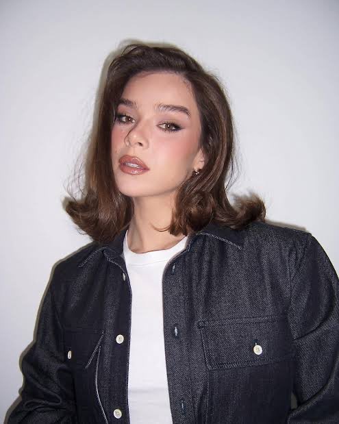 #WhatsOnToday

Happy Birthday <a href="/HaileeSteinfeld/">Hailee Steinfeld</a> 🎂

Global People! Hari ini di tanggal 11 Desember tahun 1996, Hailee Puring Steinfeld lahir di Los Angeles, dan sekarang berkarir sebagai Aktris dan Penyanyi.

Hailee juga pernah masuk nominasi di  Academy Award dan BAFTA Award!
