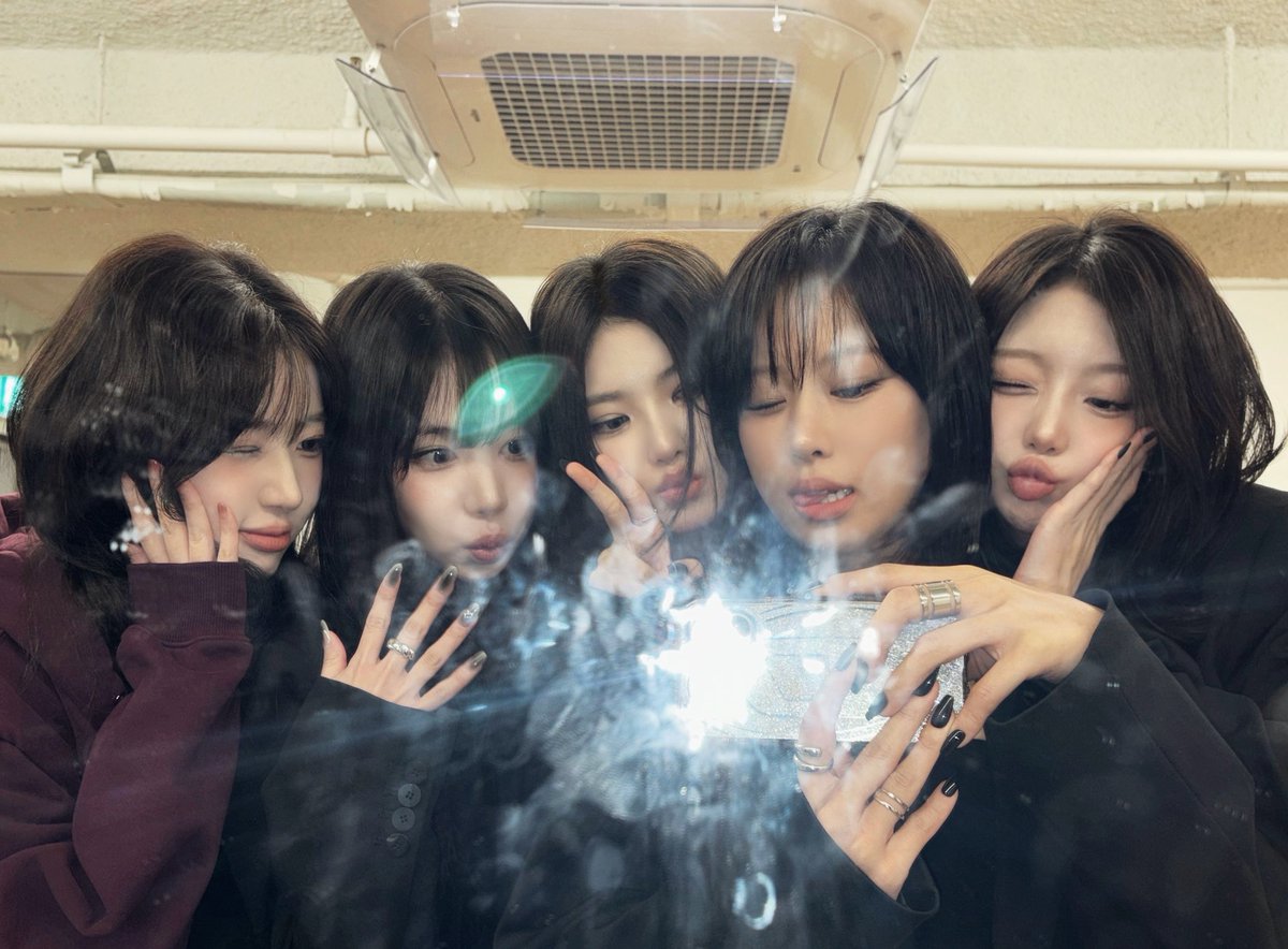 BADVILLAIN_twt's tweet image. dirty mirror😞

#이나 #INA
#배드빌런 #BADVILLAIN