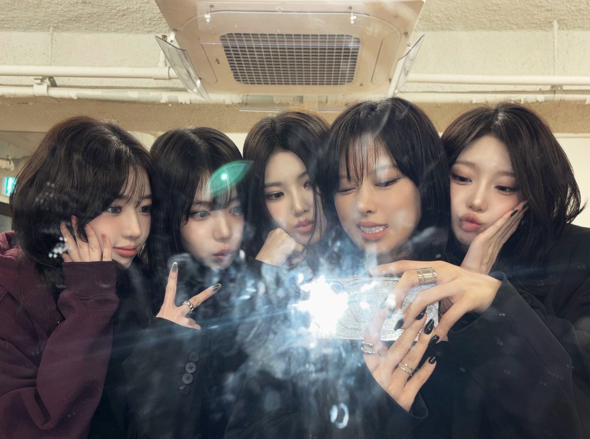 BADVILLAIN_twt's tweet image. dirty mirror😞

#이나 #INA
#배드빌런 #BADVILLAIN