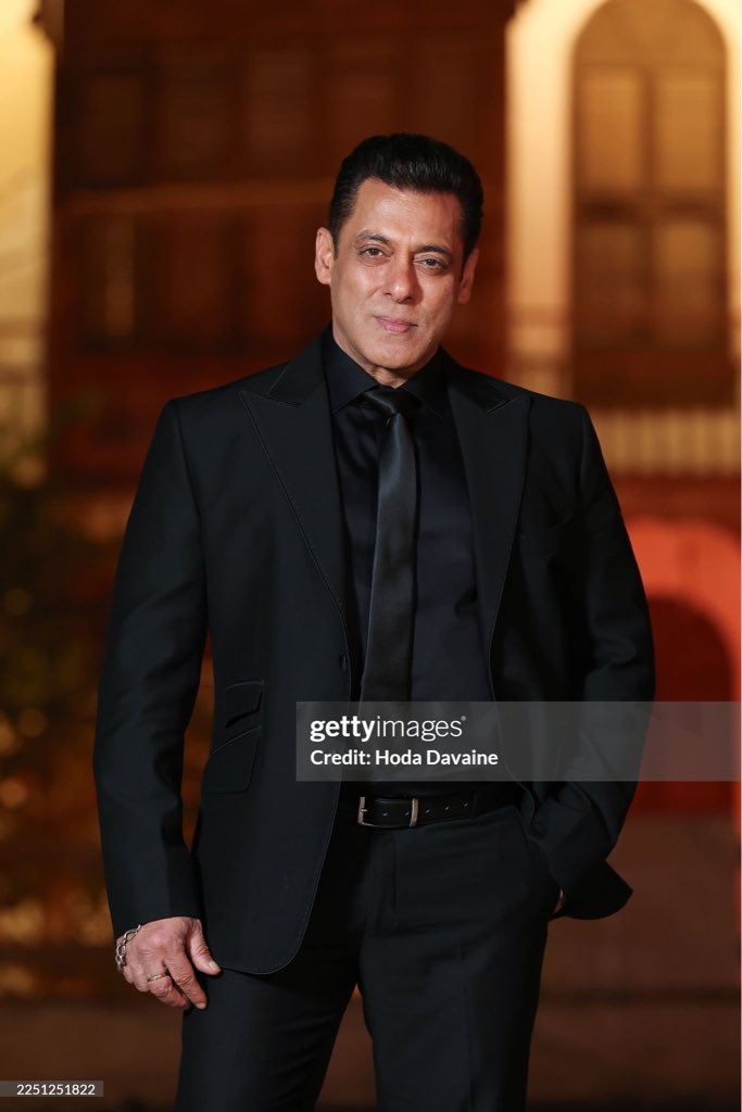 VishalRC007's tweet photo. #SalmanKhan at 60: still the most handsome face in bollywood, hands down! https://t.co/YBfXQ5RFAB