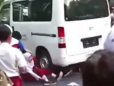 17 students and a teacher were injured when a car for the Free Meals Program crashed through SDN Kalibaru 01 Pagi main gate in Cilincing district, North Jakarta at around 6:39 AM today. Driver detained. Traffic congestion in the vicinity #MBG #Cilincing #JakartaUtara #SDNKalibaru