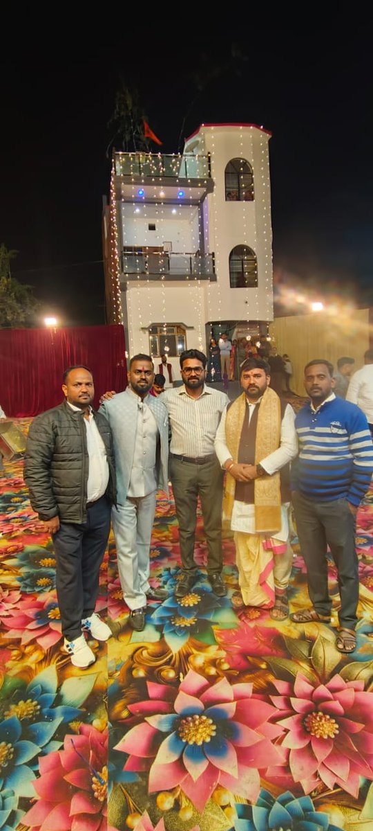 हम उन लोगों में से हैं,
जो बात कम… और काम बड़ा करते हैं।
जो ज़िंदगी में अमल कर ले — वही असली खिलाड़ी बनता है,
वरना बोलने वाले तो लाख मिलते हैं।
सावधान दुनिया… आज हम फिर मैदान में उतर रहे हैं।

सुप्रभात 🔥🌞

#RKsocialist
#VoiceOfDeoria