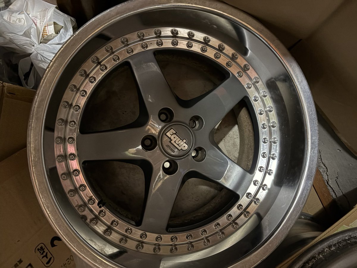 K1rchhoff's tweet photo. 【緩募】
Equip 18インチ PCD114.3 5h欲しい方いますか？
2本セットずつでディスクの色違います
11.5J-14
12J-3
割と綺麗です 33シーマに履いていました https://t.co/3YmKbryZ0A