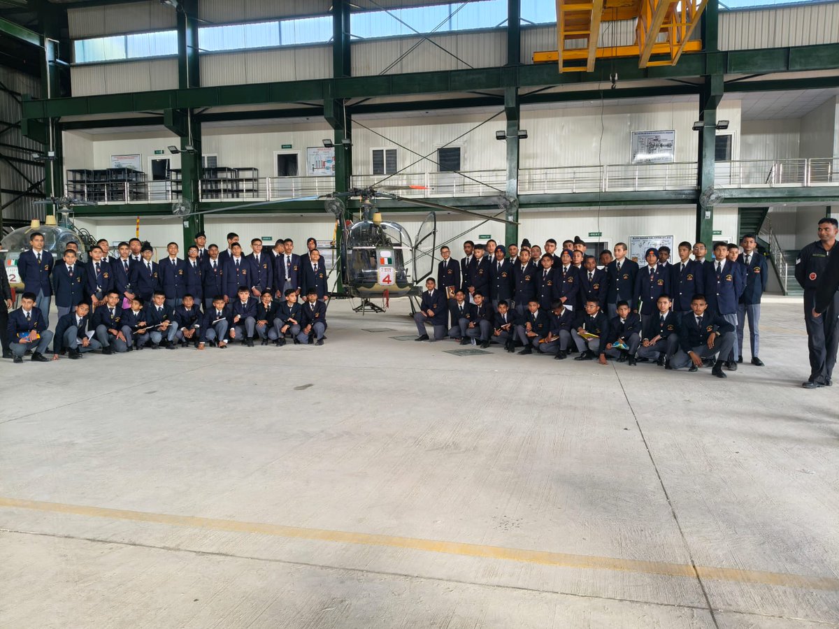 65 cadets of #SainikSchoolNagrota visited the Army Aviation Squadron Nagrota #whiteknight_ia on a motivational educational tour. Learnt basics of flying Cheetah helicopter from Capt Mohit. Thanks to Army Aviation Squadron for the opportunity.
 #SainikSchoolsSociety #HQ16Corps