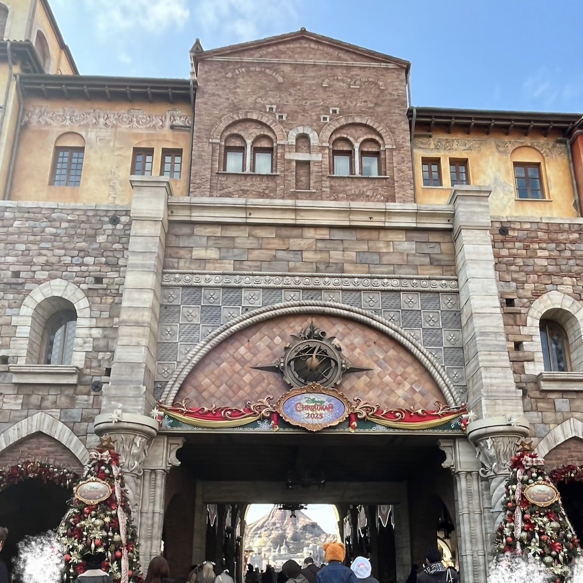 アールブリッジのYです！ 関東は少しずつ寒くなってきましたね❄️ 寒さが苦手な私は極寒になる前に 夢の国へ行ってきました！笑  少しクリスマスの雰囲気も味わえて楽しかったです🎄 2025年もあと20日！時の流れは早いですね… 悔いなく2025年を終えましょう！ #社員の休日  ...