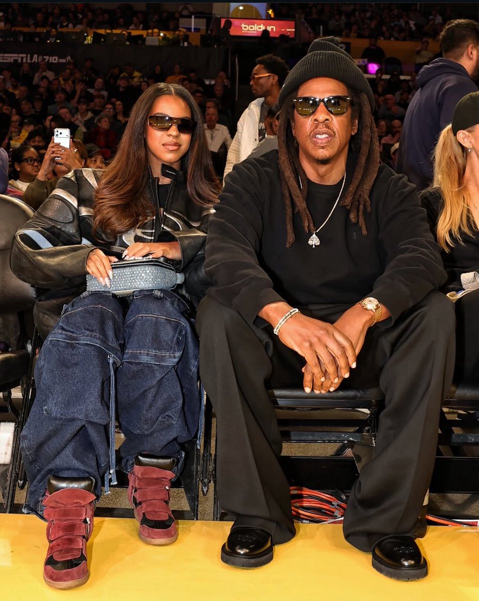Daddy-daughter date night 

JAY-Z &amp; Blue Ivy Carter at the Lakers Game ❤️💎
12/10/25