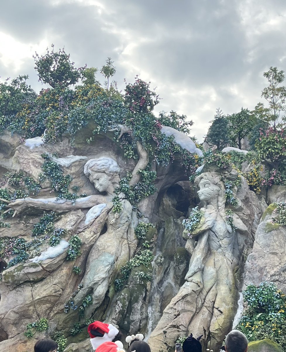 アールブリッジのYです！ 関東は少しずつ寒くなってきましたね❄️ 寒さが苦手な私は極寒になる前に 夢の国へ行ってきました！笑  少しクリスマスの雰囲気も味わえて楽しかったです🎄 2025年もあと20日！時の流れは早いですね… 悔いなく2025年を終えましょう！ #社員の休日  ...