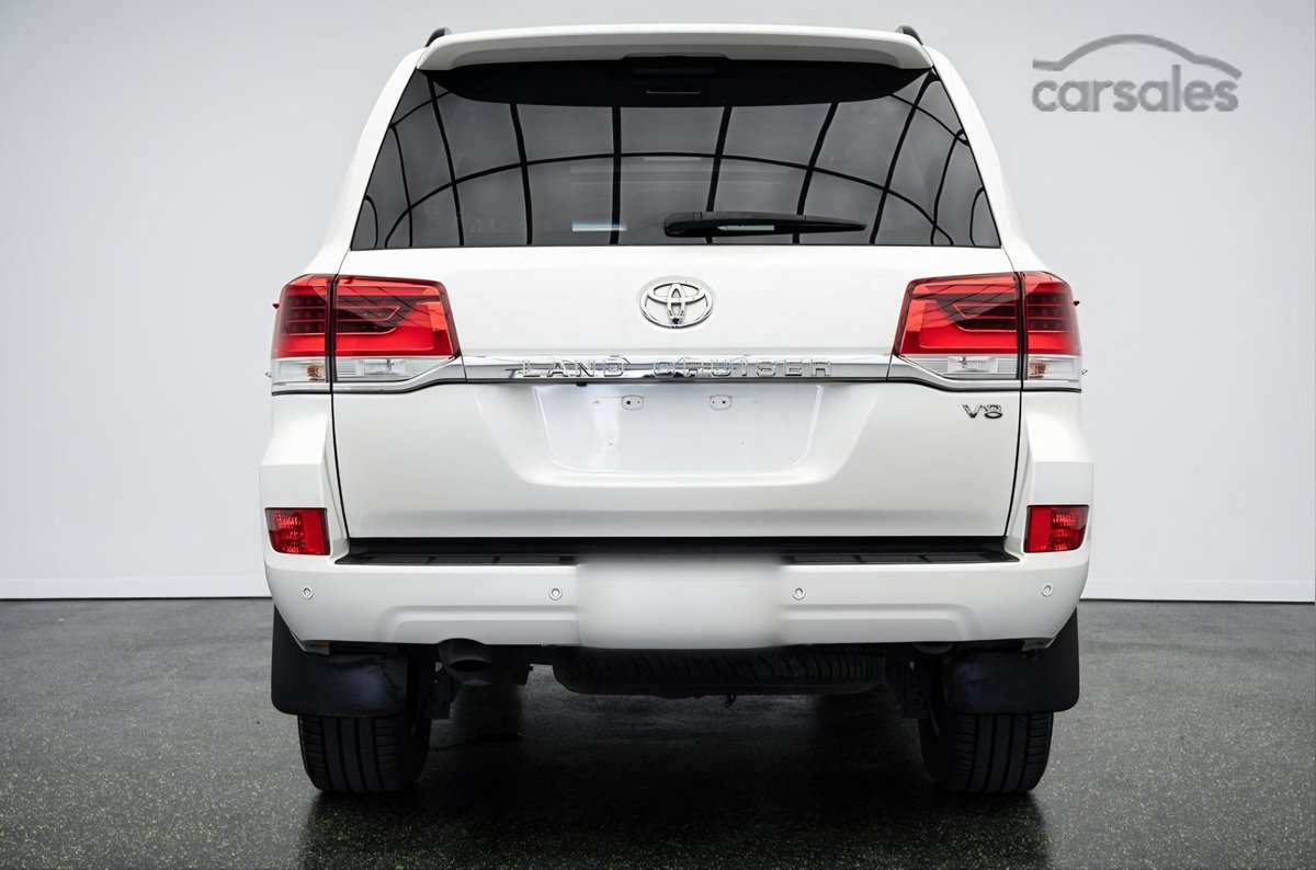 کسی میدونه فرق این دو تا لندکروزر سری ۲۰۰ در چیه؟ اون چراغ بزرگها تو ایران هم بودن ولی چراغ کوچیکها نه.