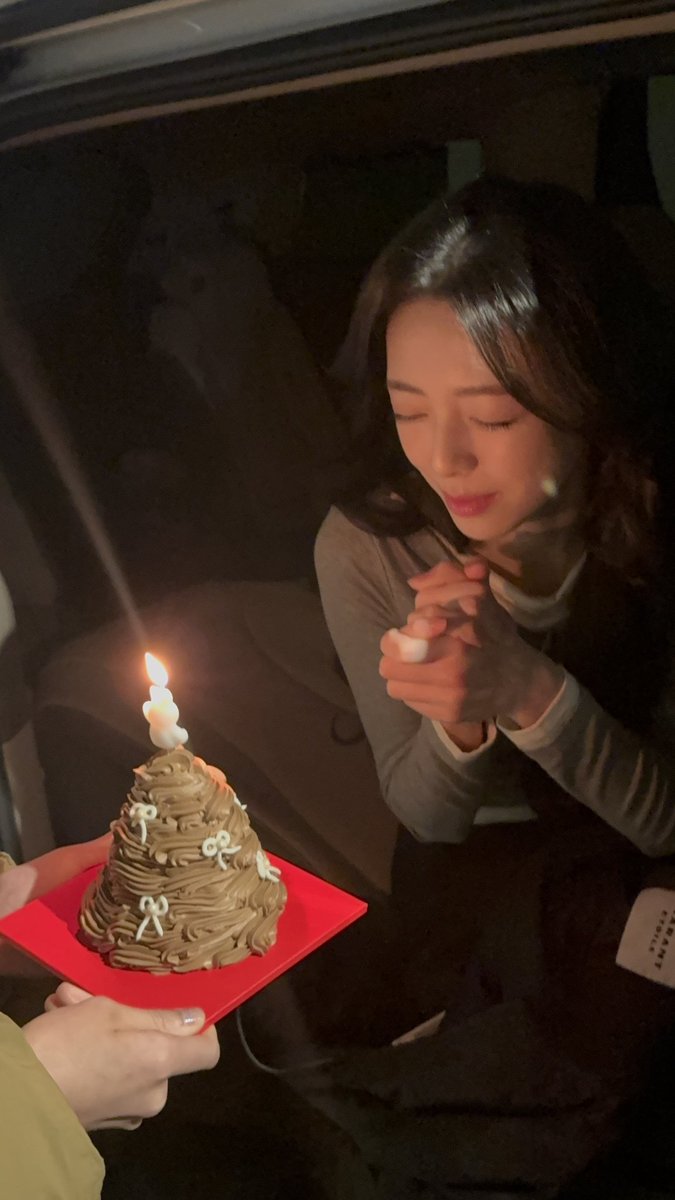 真的是還沒睡醒就被四個姐姐叫起來唱生日快樂歌哈哈哈哈哈哈