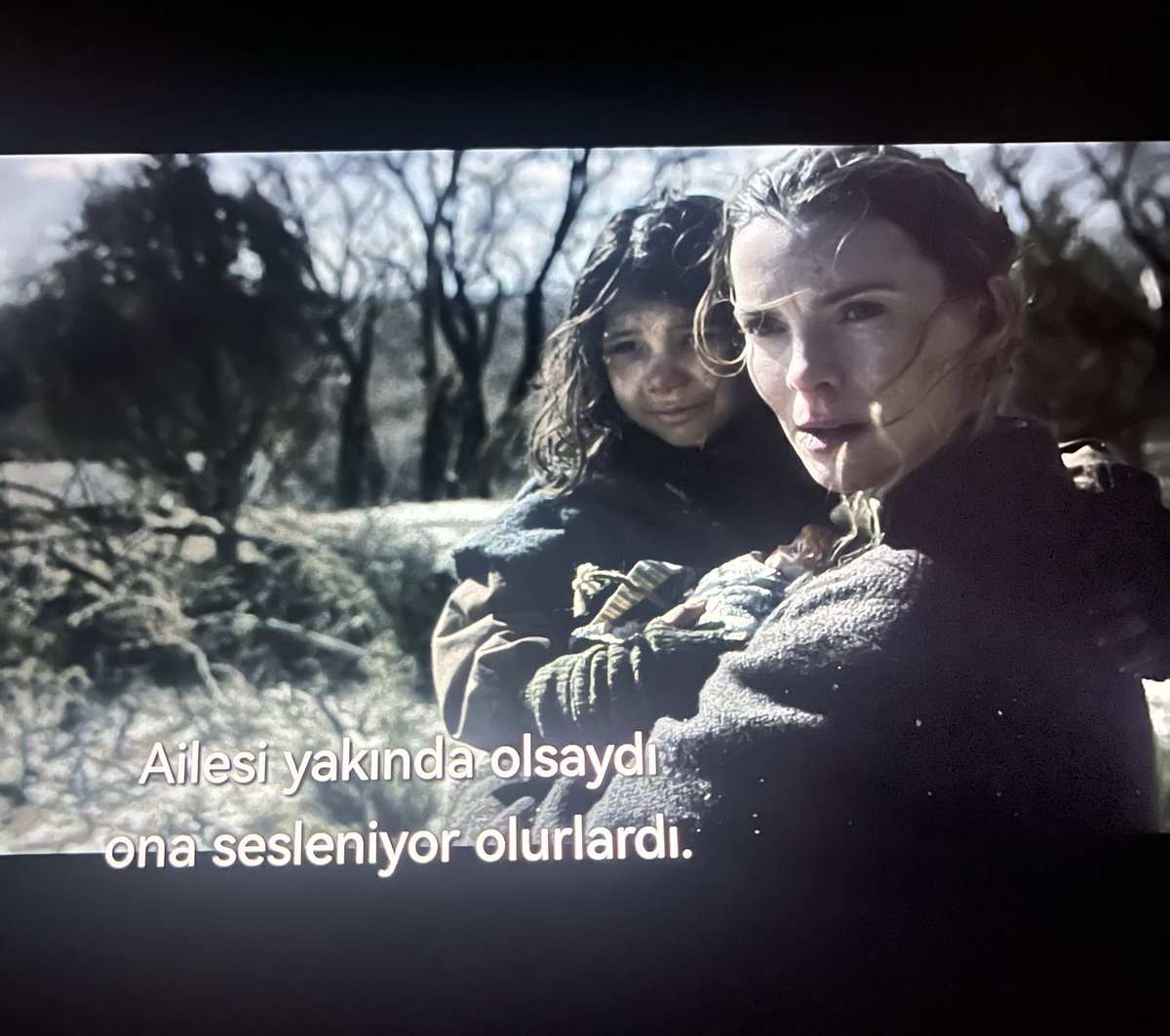 Ya sen ne aptal karısın bi rahat duramadın