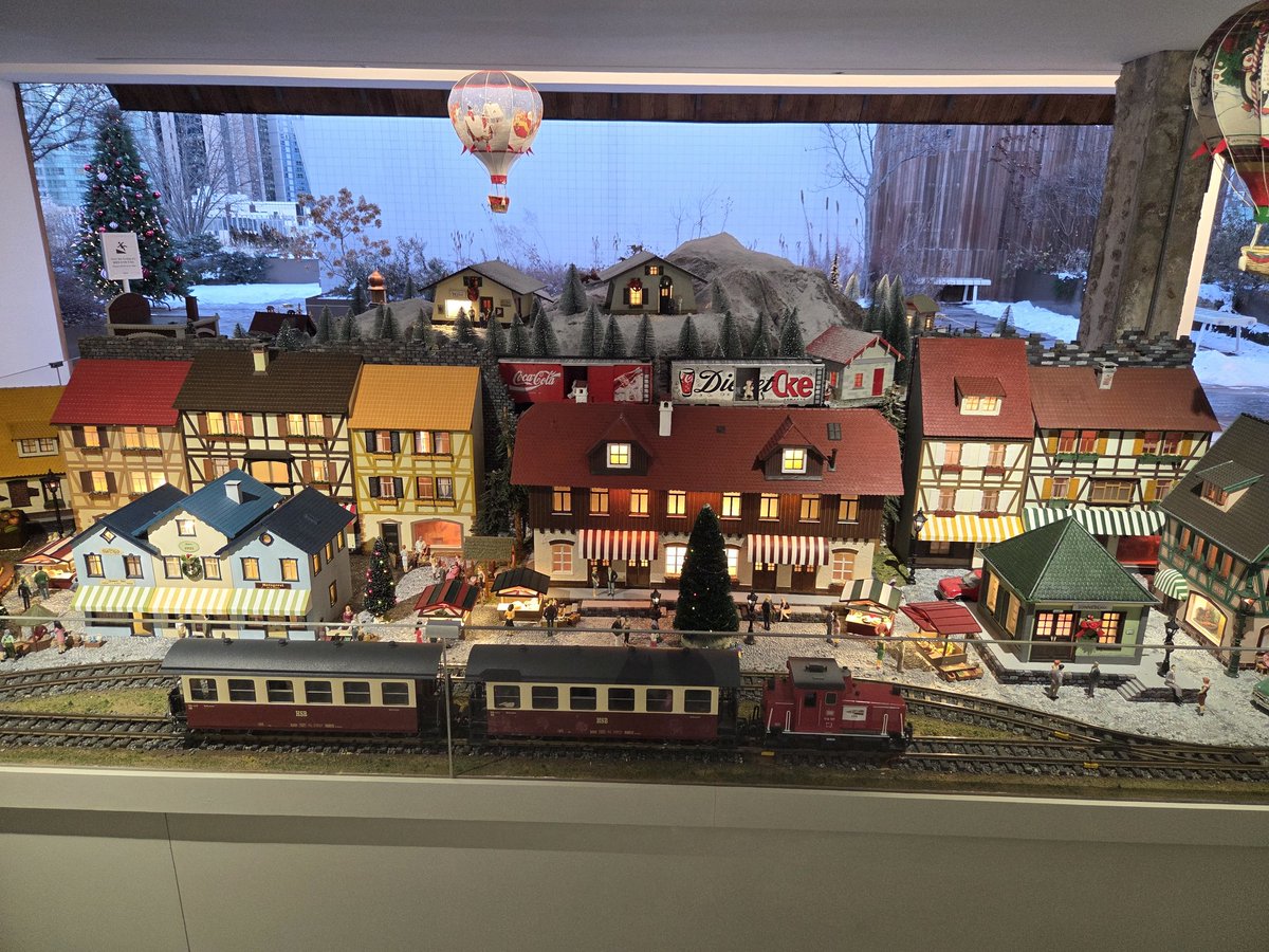 힐튼 자서전. 끌리진 않았지만 평이 좋아서 갔는데 생각보다 좋은 전시였다. 호텔이 기획되고 지어져 흥망성쇠를 겪다가 철거되기까지가 담긴 그야말로 자서전. 어쩌면 시간과 시대에 대한 전시이기도 했다. 호텔업에 대한 인프라가 없던 70-80년대에 하나하나 기획해 완성시켜가는 과정이 흥미로웠음.