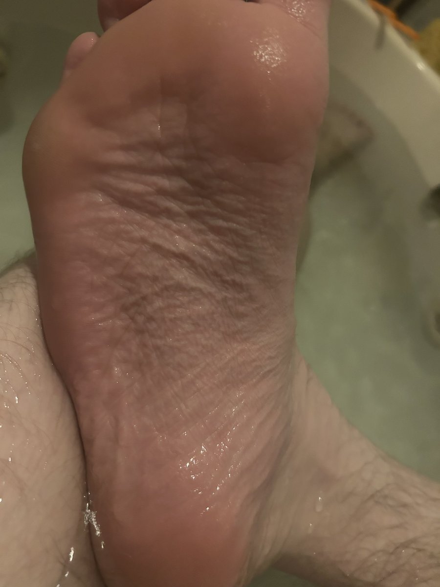 BathFeet4u's tweet photo. Who would like dry me off? #feet #footfetısh #feetfetısh #malefeet https://t.co/uGeTj2p4Yv