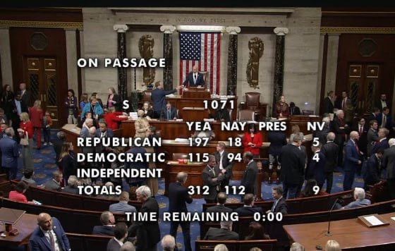 مبارك للشعب السوري رفع العقوبات.

وعقبال كل شعب فُرضت عليه عقوبات أميركية جائرة بدون أدنى حق.

بقي موافقة مجلس الشيوخ ثم توقيع المعتوه ترامب.
#سوريا