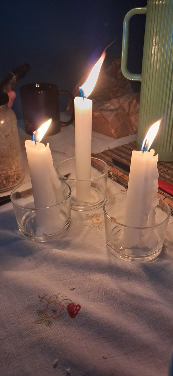 A vela lindíssima que minha mãe acendeu VS as duas grotescas que eu acendi